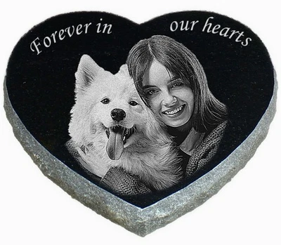 Marcador de tumba de mascota grabado con foto personalizado - granito genuino en forma de corazón de 10"x10" Foto 1 de 4