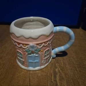 Taza de Navidad de cerámica para casa de pan de jengibre rosa pastel JESSICA SIMPSON HOME NUEVA SIN ETIQUETAS - Imagen 1 de 6