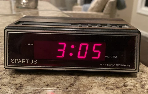 Spartus 1108 Alarm Clock Wood Grain Electric Battery LCD WORKS 1980’s Vintage Cover