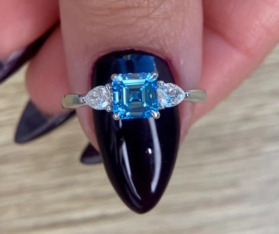 Anillo de 3 piedras de oro de 14 k con diamantes cultivados en laboratorio azul vivo elegante IGI talla Asscher de 1,30 quilates Foto 1 de 4