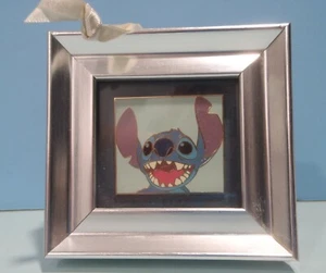 MINI PRENDEDOR ENMARCADO DISNEY WORLD STITCH ORNAMENTO RARO NUEVO CON ETIQUETA - Imagen 1 de 3