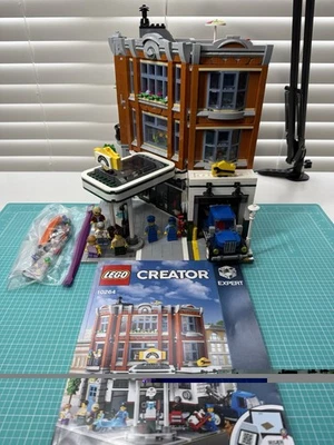 LEGO CREATOR: Corner Garage 10264 RETIRED 100% Complete Mini-Figures Box Manual - Image 1 of 4