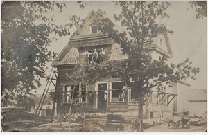 RPPC Männer bauen ein Haus unbekannter Ort Postkarte - Bild 1 von 2