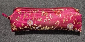 Seidenbrokat dunkelrose goldene Blüten asiatischer Druck Bleistift Make-up Brille Cas - Bild 1 von 9