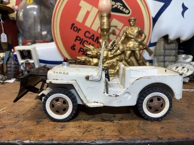 Camión grúa Jeep AA Tonka blanco con quitanieves negro de colección hecho en EE. UU. Foto 1 de 4