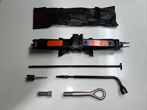 Nissan Pathfinder 2013 2020 gato y herramientas de rueda de repuesto - Imagen 1 de 7