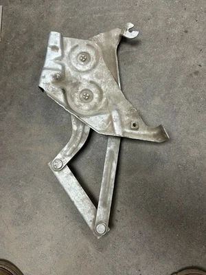 Chevrolet Impala 1958 capó bisagra lado izquierdo Foto 1 de 3