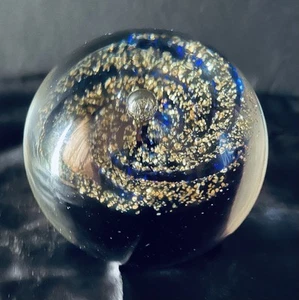 "Pisapapeles de colección Galaxy Whirlpool Vortex negro dorado brillo remolino vidrio burbuja 4""" - Imagen 1 de 5