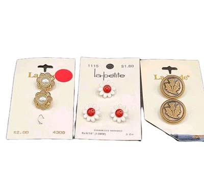 La Petite Flower La Mode Leaf And Flower Buttons New On Cards Crafts Sewing - Image 1 of 4