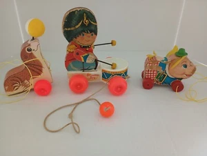 Vintage Fisher Price Holz PToys #634 '67 Drummer Boy '78 #694 Robbe '59 #479 Schwein - Bild 1 von 12