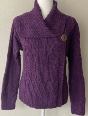 NUEVO CON ETIQUETAS CARRAIGDONN Suéter Tejido con Cable Hecho en Irlanda 100% Lana Merino Púrpura Talla M Foto 1 de 4