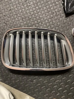 2009/2017 BMW 550i GT (F07) правая оригинальная решетка радиатора. - Изображение 1 из 4