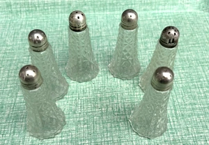Antico set 6 tappi vintage vetro pressato scuoti sale argento sterling USA - Foto 1 di 6