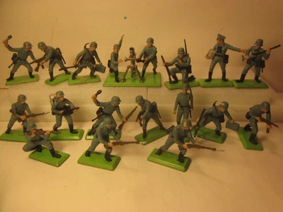 BRITAINS DEETAIL,LOT/18 WW II, 16 GERMAN INFANTRY SOLDIERS + MORTAR W/2 SOLDIERS - Image 1 of 4