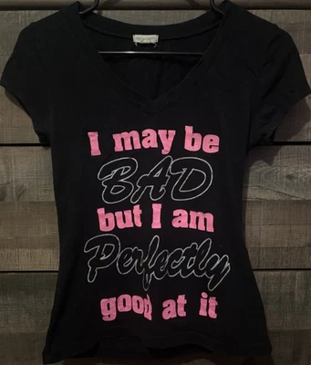 Camiseta Zeanna Outfitters Baddie Citação Gráfica Pequena Preta Rosa Decote V Y2K - Imagem 1 de 4