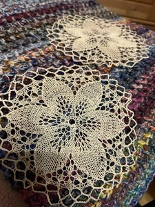 2x schöne Landhaus Tischdecke gestrickt Stern Blüte mit Zackenrand je 18cm Handa - Bild 1 von 3