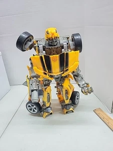 Figura de acción electrónica Hasbro Transformers Ultimate Bumblebee 14" 2006 Camaro  - Imagen 1 de 15