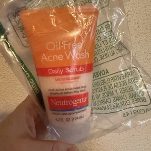 Neutrogena Oil-Free Acne Wash Daily Scrub - Picture 1 of 2