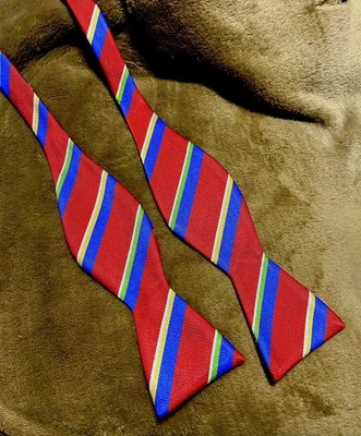 Pajarita de hombre Saddlebred a rayas rojas Foto 1 de 2