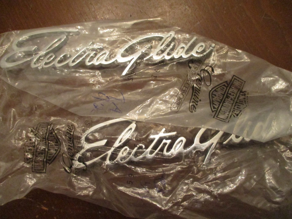 PAR DE EMBLEMAS NOS OEM HARLEY DAVIDSON ELECTRA GLIDE 59196-65 - Imagem 1 de 3