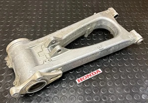 99-04 HONDA 400EX OEM REAR SWINGARM AXLE CARRIER HOUSING HUB 🔥FAST SHIP🔥 A4 - Picture 1 of 7