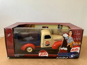 SOLIDO CHEVROLET PICK UP PEPSI COLA 1946 1/18 EN BOITE E4 - Foto 1 di 4