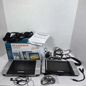 Sylvania SDVD8727, Sistema DVD portatile a doppio schermo da 7 pollici con accessori - Foto 1 di 12