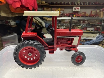 Vintage 1970's ERTL International Harvester IH 886 Tractor w/ROPS 1/16 - Image 1 of 4