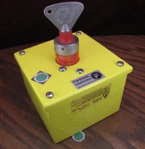 Interruptor de parada de emergencia Fortress Interlocks con caja de caja y llave E-STOP - Imagen 1 de 5