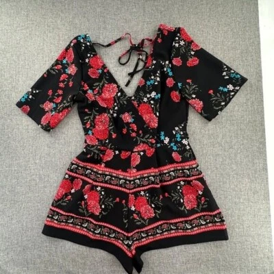 NOVO! Romper Miami By Francesca pequeno floral decote em V figura preta vermelha lisonjeira - Imagem 1 de 4