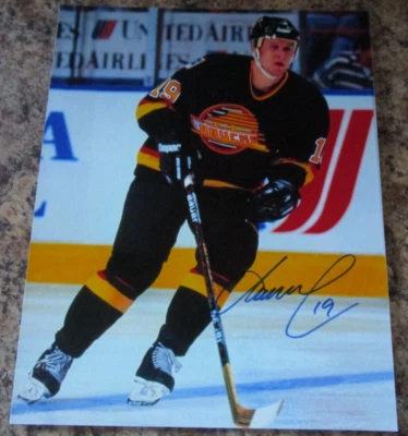 МАТОВОЕ ФОТО VANCOUVER CANUCKS С АВТОГРАФОМ МАРКУСА НАСЛУНДА 8x10 (A) - Изображение 1 из 2