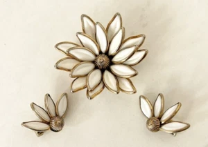 Trifari 'Water Lily' 1940s Molded Glass Water Lily Pendant/Brooch Earrings Set - Picture 1 of 10