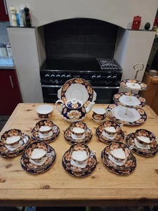 Royal Albert HEIRLOOM eight setting tea set with three tier cake stand - Picture 1 of 5