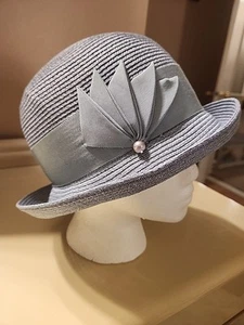 Light gray cloche with ribbon band and cockade 7,5"diameter inside, 5,5"high - Picture 1 of 10