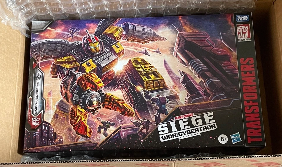 Omega Supreme Mint in box Titan War for Cybertron - Siege Transformers - Image 1 of 1