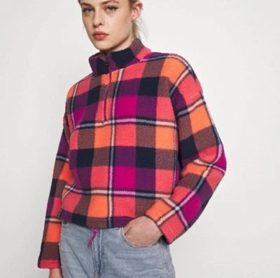 Jaqueta cropped American Eagle xadrez lã 1/4 zíper Sherpa rosa pulôver quadrado - Imagem 1 de 4