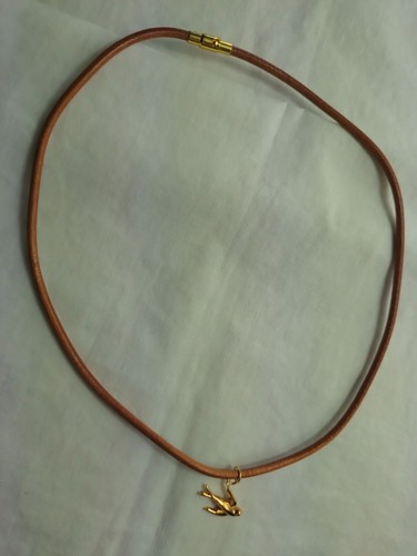 Collana Alexander McQueen in pelle marrone con ciondolo rondine dorata