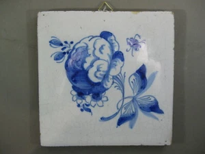 antike Blumen Fliese - große Streublume mit Insekt Tegel Dutch Tiles 1800 - 1850 - Bild 1 von 4