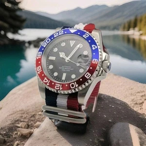 Orologio Personalizzato 40mm Rosso Bianco Blu Subacqueo Seiko TMI Nh35 Auto Movt 100m GB USA - Foto 1 di 16