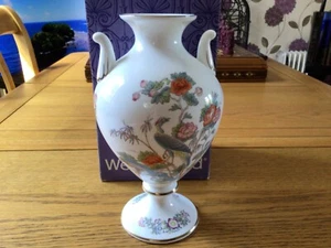 Wedgwood Kutani Crane large Victoria vase H 8 1/4" - 21CM Boxed MINT - Picture 1 of 5