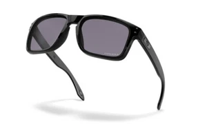 Oakley Holbrook negro mate con emblema de bandera tonal y lente gris PRIZM - Imagen 1 de 6