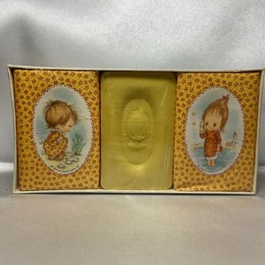 Set di 3 sapone da bagno vintage Betsey Clark Hallmark anni 70 sigillato in fabbrica NOS NUOVO - Foto 1 di 7