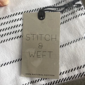 2 Stück Stitch & Weft Küchentücher WILLKOMMEN IN UNSEREM BAUERNHAUS NEU IN VERPACKUNG Neu weiß & schwarz - Bild 1 von 4