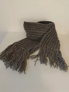 Sciarpa a costine all'uncinetto fatta a mano con frangia grigio scuro - Foto 1 di 2