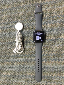 Apple Watch SE 2nd Gen 44mm Midnight Aluminum w/Sport Band (GPS/LTE) Excellent - Zdjęcie 1 z 2