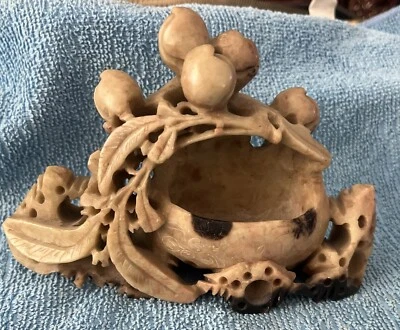 Jarrón de piedra saponaria de China tintero con esculturas florales, finales del siglo XIX Foto 1 de 4