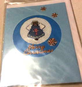 Fertige Weihnachts-Kreuzstichkarte eines Engels im blauen Kleid. Rund A5 - Bild 1 von 1
