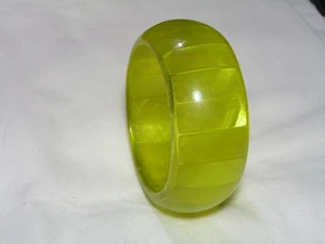...Ungewöhnlicher breiter gewölbter Plexiglas Armreif... - Bild 1 von 13
