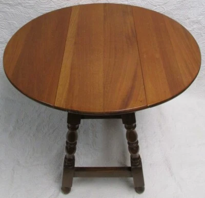 Mesa auxiliar Chery or Maple Mid-Century COLONIAL Drop Leaf D. M. Read Co. Foto 1 de 4
