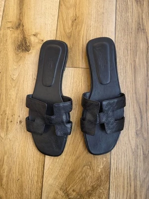 SANDALIAS PLANAS HERMES ORAN CUERO TALLA 40 EU, 9.5 US, 7 UK  Foto 1 de 4